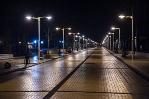 Vakarai ir naktys Palangoje nebebus tokie šviesūs – taupydami išjungs kas antrą šviestuvą, kabins mažiau kalėdinių lempučių