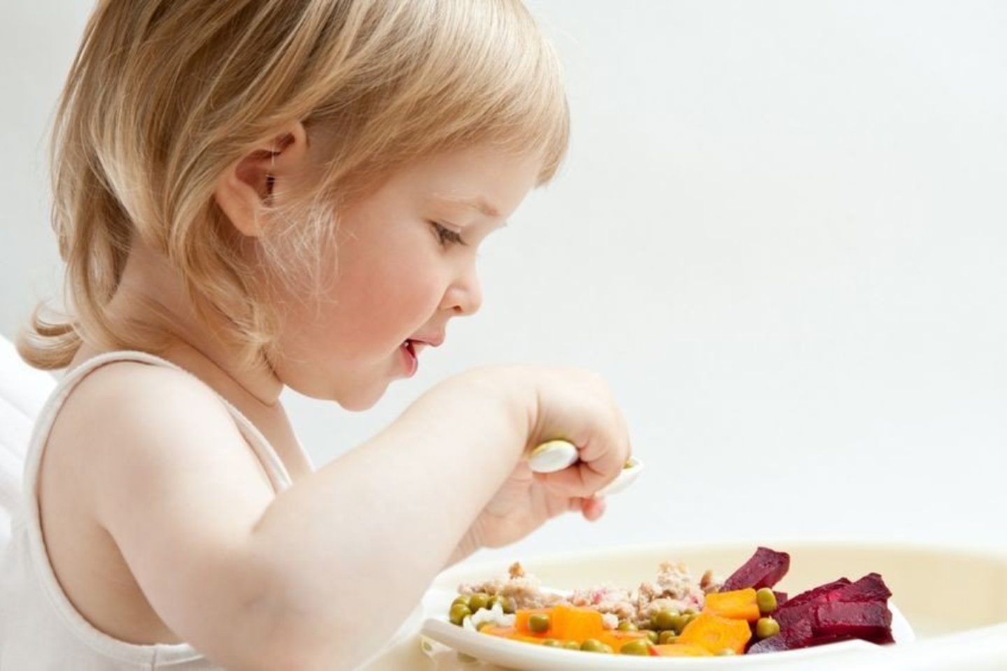 Vaikai ir paaugliai, kurie valgo su savo šeima tris ar daugiau kartų per savaitę, maitinasi sveikiau, nei tie kurie valgo mažiau nei tris kartus per savaitę.<br>123rf nuotr.