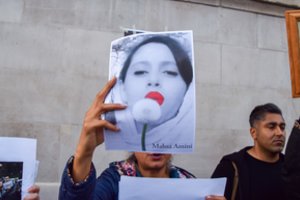 Talibanas šūviais į orą vaikė Irano protestus palaikančių moterų mitingą