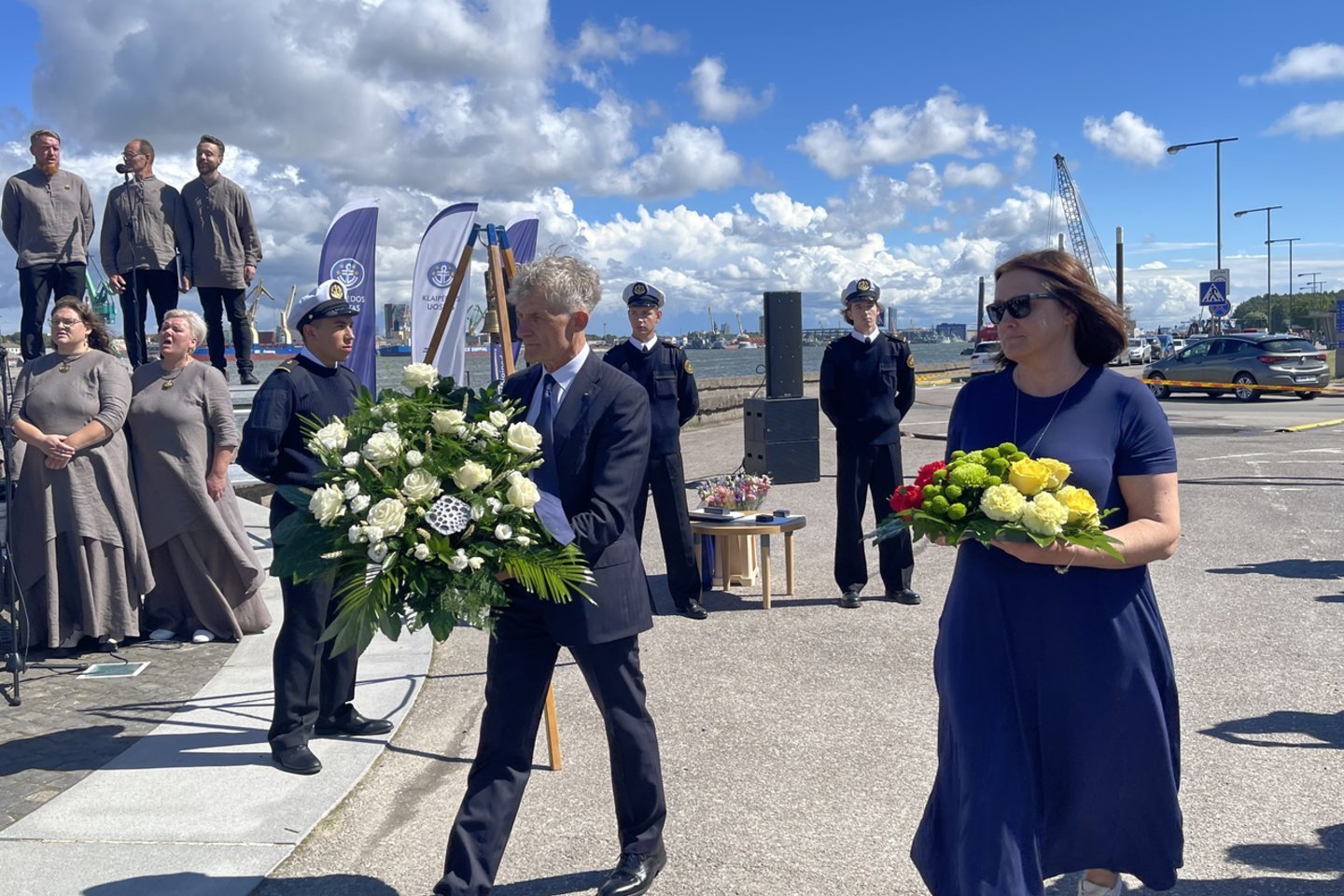 Laivų savininkų laukiamas įstatymų pataisas  inicijuojanti susisiekimo viceministrė L.Maskaliovienė Smiltynėje, prie paminklo "Albatrosas", pagerbė į gimtąjį uostą negrįžusių Lietuvos jūrininkų atminimą. <br> KVJU direkcijos nuotr.