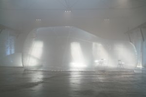 Koncertas su choreografine uodega kviečia klausytojus paklajoti migloje