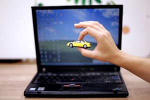 Pirko batus, gavo kelis eurus kainuojantį šaliką: patarė, kaip savo pinigų neatiduoti sukčiams 