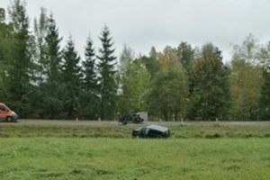 Telšių rajone „VW Touran“ susidūrė su kelininkų technika, nukentėjo 2 žmonės