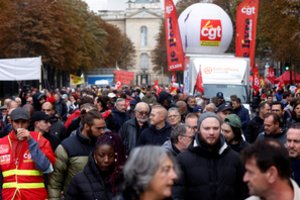 Tūkstančiai žmonių Prancūzijoje išėjo į gatves, protestuodami prieš pensijų reformą