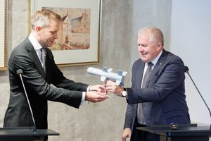 Pasirašius sutartį dėl dronų kamikadzių įsigijimo Ukrainai A. Tapinas įvardijo, kiek lėšų paaukojo lietuviai