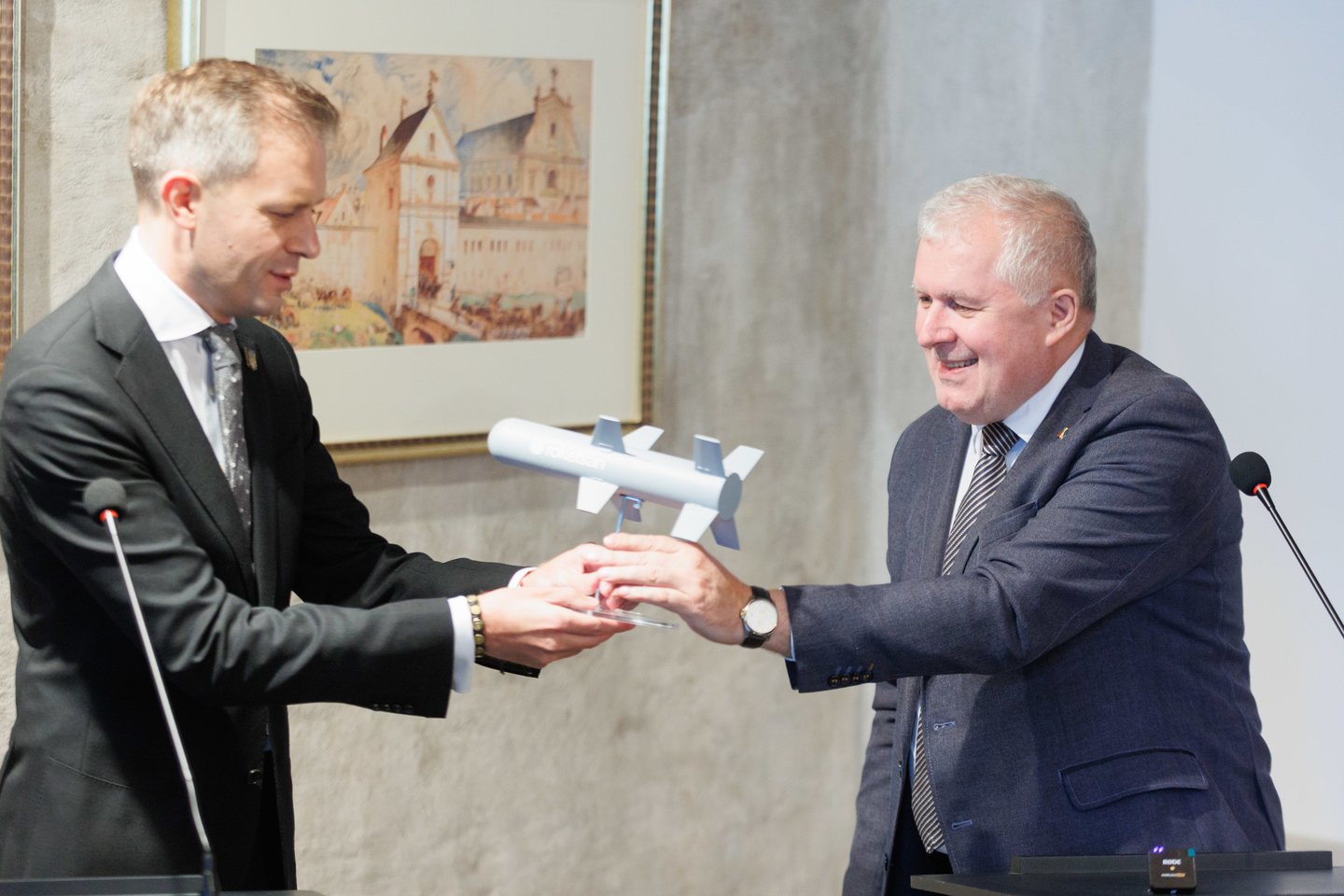  A.Anušauskas ir A.Tapinas pabrėžė dronų svarbą Ukrainai.<br> T.Bauro nuotr.