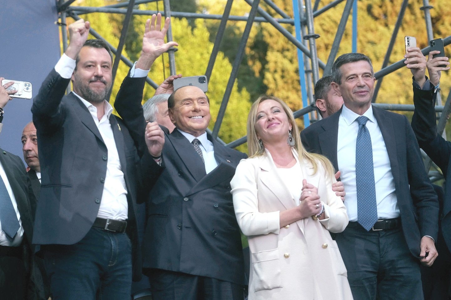 Po rinkimų valdžią perėmė dešiniųjų koalicija (iš kairės): M.Salvini, S.Berlusconi, šalies ministre pirmininke tapsianti „Italijos brolių“ lyderė G.Meloni ir M.Lupi.<br>„Imago“/„Scanpix“nuotr.