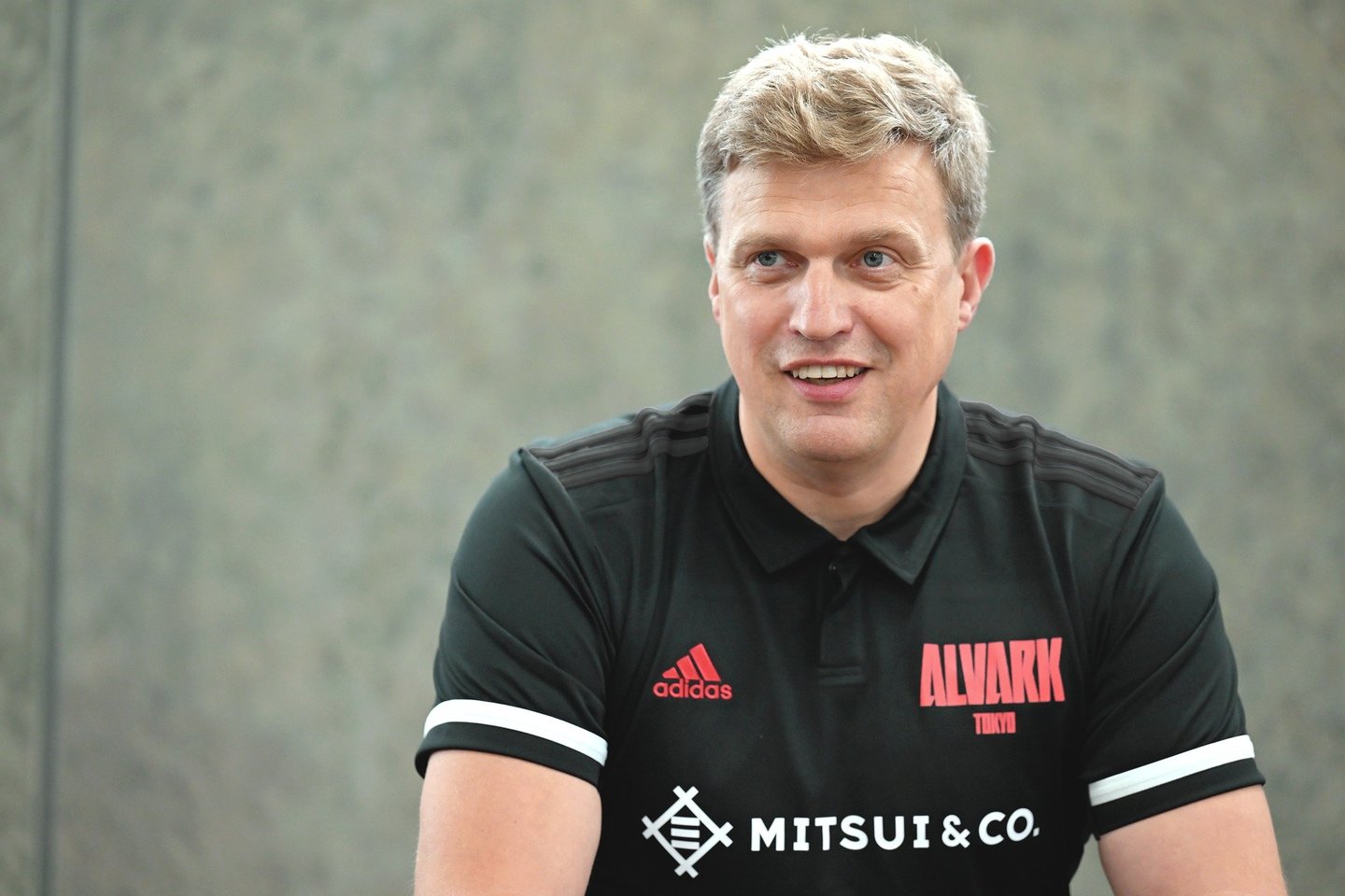 Iki atvykdamas į „Alvark“ klubą D.Adomaitis buvo lankęsis Japonijoje 1995 m. Prieš naująjį sezoną treneris su krepšininkais apsilankė Meidži šventykloje.<br>„Alvark“ klubo nuotr.