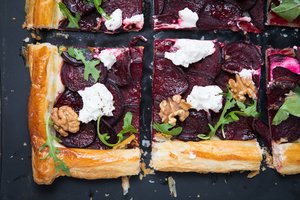 Burokėlių pyragas su feta: užkandis, kuris sužavės net išrankiausius gurmanus