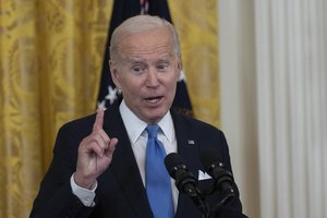 J. Bidenas V. Putinui pasiuntė aiškią žinutę: pasiūlė įsidėmėti, ką sako