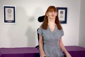 Aukščiausia pasaulio moteris pirmą kartą skrido lėktuvu: 13 valandų praleido ant neštuvų