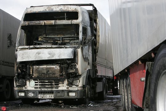 Prie Vilniaus piktadariai supleškino vilkiką su kroviniu: įžūlus išpuolis surengtas naktį