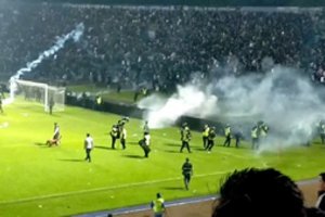 Per riaušes futbolo stadione Indonezijoje žuvo mažiausiai 174 žmonės