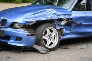 Greitkelyje – BMW smūgis į atitvarus: avariją sukėlė smarkiai įkaušusi mergina