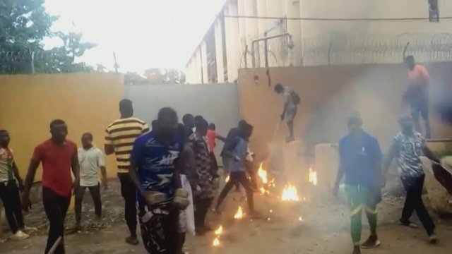 Burkina Fase iš Prancūzijos ambasados į protestuotojus paleistos ašarinės dujos