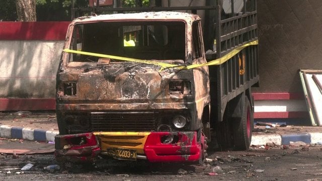 Policija pateikė detalių apie įvykius Indonezijoje: sirgaliai užpuolė pareigūnus, degino automobilius