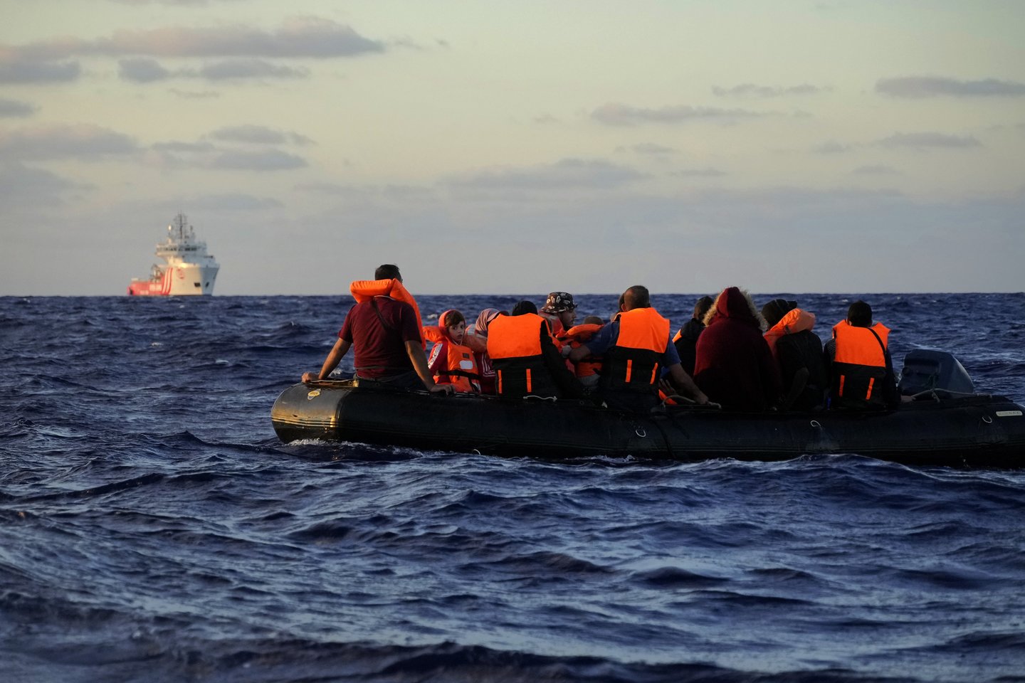 Prie Kanarų salų aptiktame migrantų laive gelbėtojai sekmadienį rado keturis kūnus, praėjus vos kelioms valandoms po to, kai į saugią vietą buvo ištrauktas vienas išgyvenęs žmogus.<br>AP/Scanpix asociatyvi nuotr.