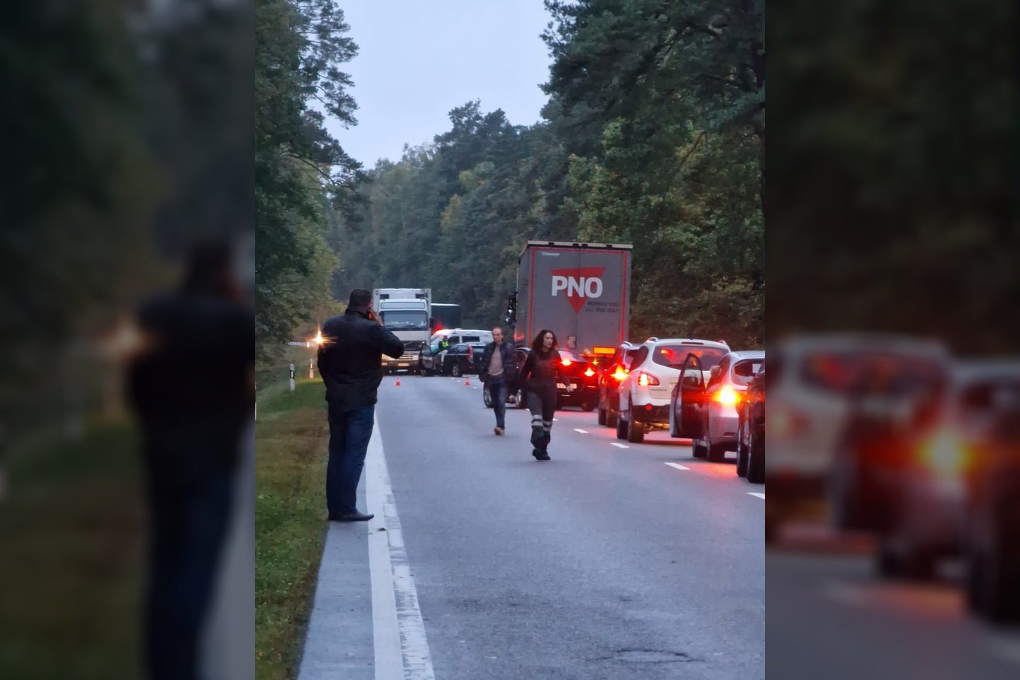 Avarija kelyje Vilnius-Druskininkai: susidūrus automobiliui ir sunkvežimiui nukentėjo moteris.<br>Facebook/„Kur stovi policija Alytuje“/Ernesto K. nuotr.