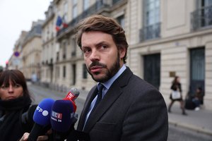 Prancūzijos teisingumo ministras turės stoti prieš teismą dėl kaltinimų interesų konfliktu