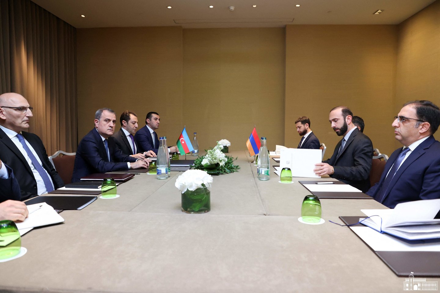 Armėnijos ir Azerbaidžano užsienio reikalų ministrai Ženevoje surengė derybas dėl būsimos taikos sutarties. <br>AFP/Scanpix nuotr.