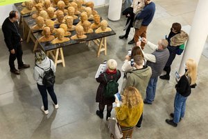 Pasivaikščiojimas po „ArtVilnius’22“ meno lauką: ką pamatyti, ko nepraleisti?