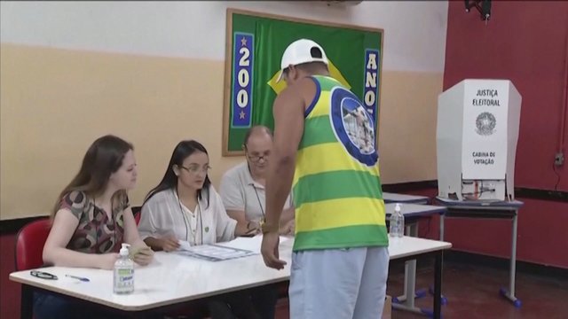 Pirmajame rinkimų ture Brazilijos vadovo išrinkti nepavyko – kandidatams teks pakartotinai stoti prieš rinkėjus