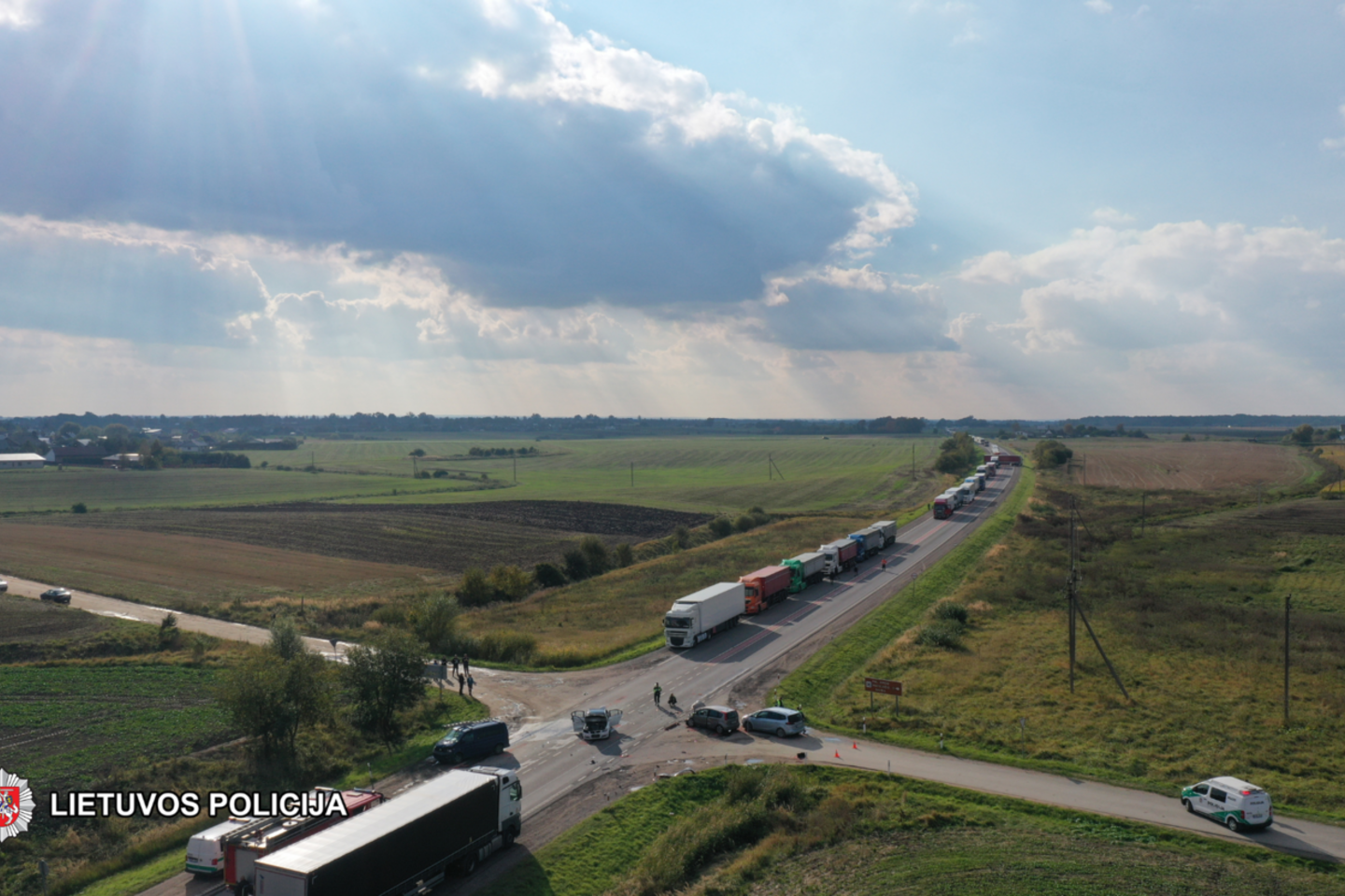  Kelyje „Via Baltica“ – kraupi avarija: susidūrus 4 automobiliams, sužeisti 8 žmonės, tarp jų ir ukrainiečių šeima.<br> Policijos nuotr.