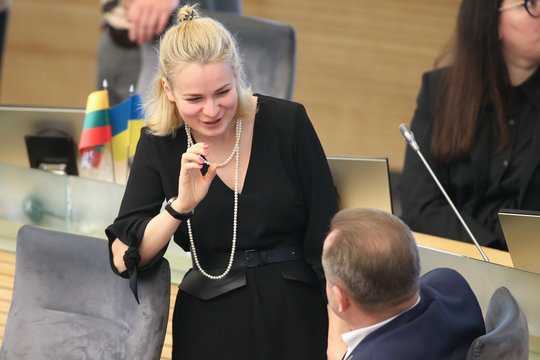 Seksas tik su užtikrintu sutikimu: išgelbės prievartaujamus žmones ar į miegamuosius įneš celibatą?