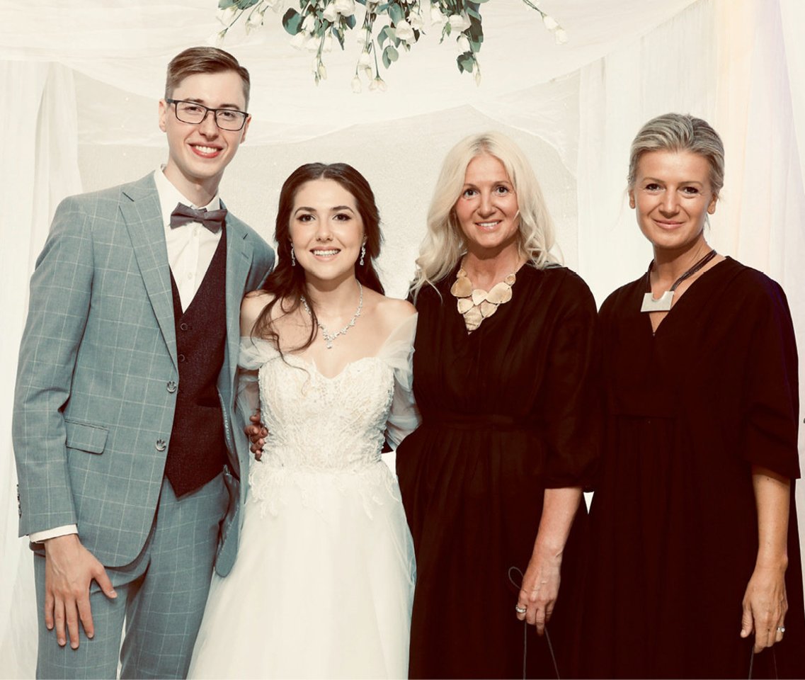 Lietuvos sveikatos mokslų universiteto docentė Daiva Janulaitytė-Günther (trečia iš kairės) su seserimi Aidara Janulaityte dalyvavo savo studentų Alionos ir Tado vestuvėse Izraelyje, Tel Avive.<br> Asmeninio albumo nuotr.