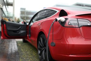 Po E. Musko paskelbto įrašo sureagavo „Tesla“ pardavėjai Lietuvoje: apsisprendė dėl tolesnės šių automobilių prekybos