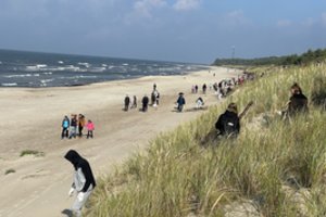 Savaitgalį pajūryje susirinko šimtai savanorių: tvirtino erozijos niokojamas pajūrio kopas