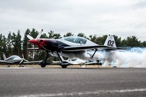 Lietuvos akrobatinio skraidymo komanda iššūkių kupiną sezoną užbaigs Anglijos čempionate