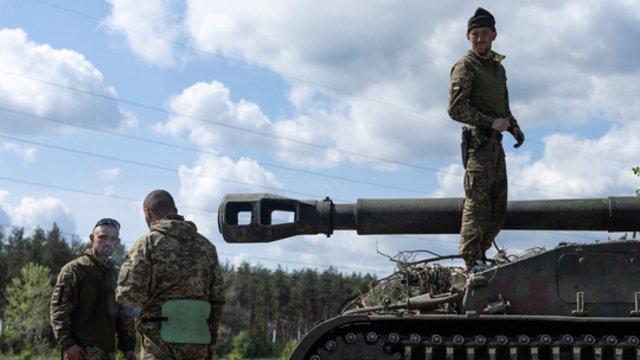 Ukraina didina pagreitį rytų fronte: karinių transporto priemonių kolonos vyksta stiprinti Lymano