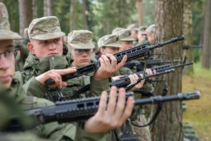 Lietuvos karo akademijos naujokams iššūkiai didėja, ruošiamasi pratyboms