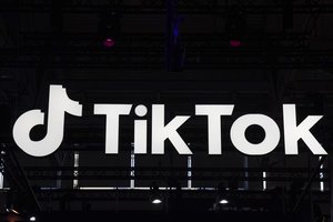 Rusijos teismas skyrė baudą „TikTok“ už tai, kad nebuvo ištrintas LGBT turinys