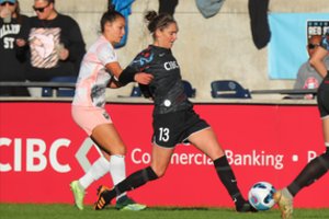 Tyrimas apie JAV moterų futbolą atskleidė širdį draskančių istorijų „sisteminę prievartą“