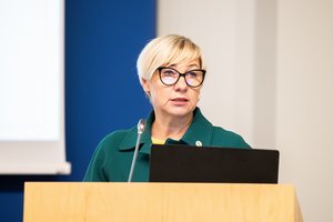 J. Šiugždinienė: spręsime, ar mokytojas privalo turėti magistro laipsnį