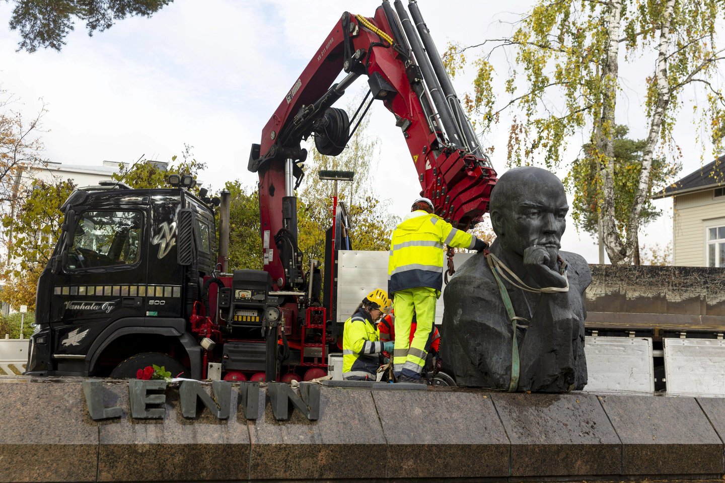 Suomija antradienį nugriovė paskutinę viešoje vietoje esančią sovietų lyderio Vladimiro Lenino statulą.<br>Imago-images/Scanpix nuotr.
