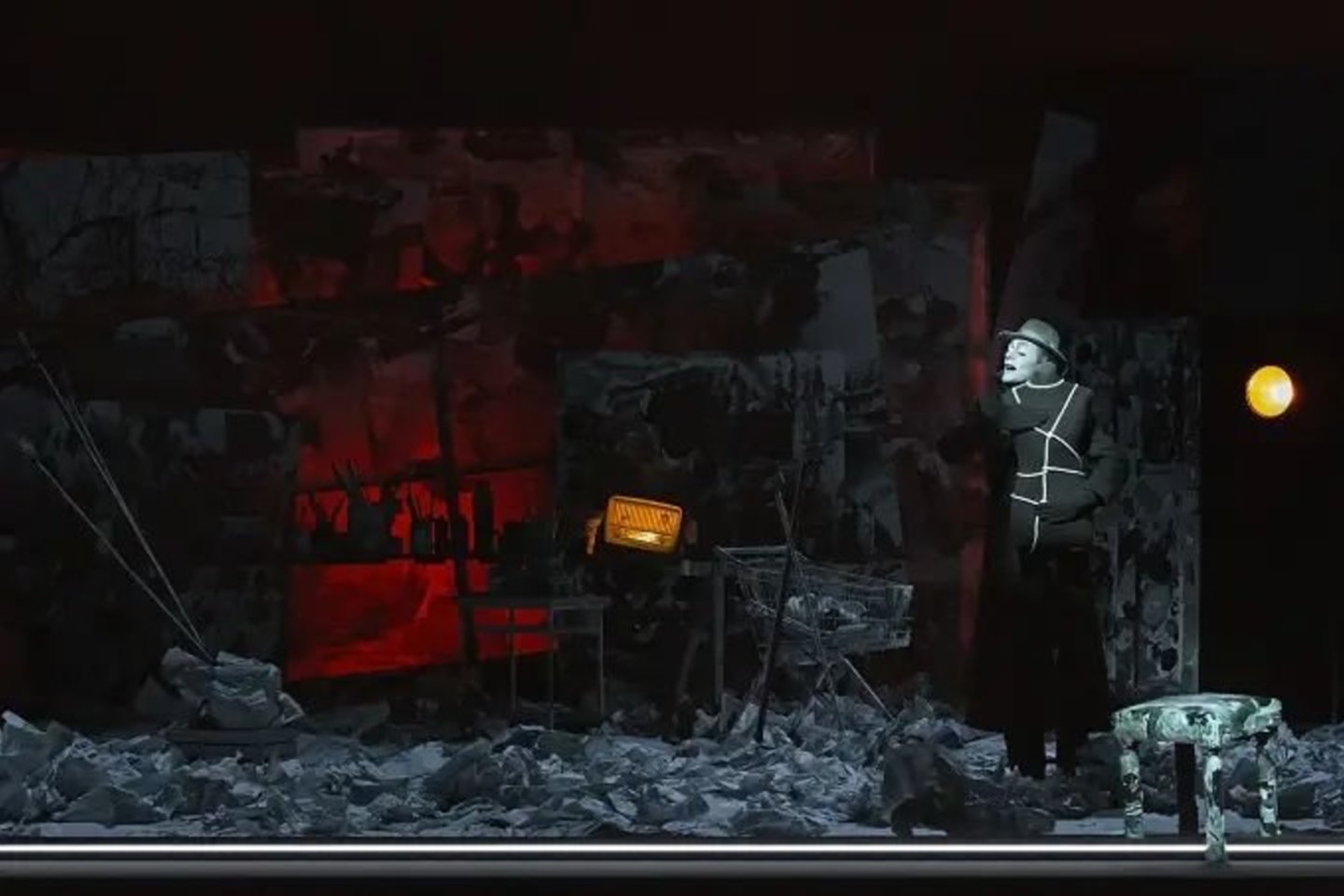 Akimirka iš spektaklio „Dorianas“, režisierius Robertas Wilsonas  (Nacionalinis Kauno dramos teatras, 2022).<br>Lucie Jansch nuotr.