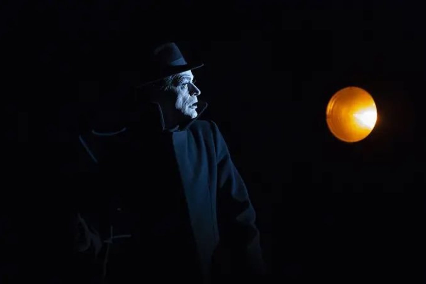 Akimirka iš spektaklio „Dorianas“, režisierius Robertas Wilsonas  (Nacionalinis Kauno dramos teatras, 2022).<br>Lucie Jansch nuotr.