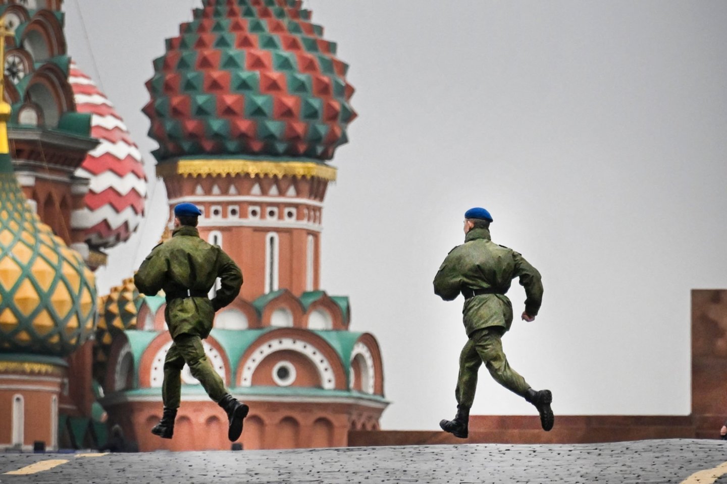 Kol Rusijos prezidentas Vladimiras Putinas rikiuoja branduolinius „žaisliukus“ šalies gatvėse ir vandenyse, NATO šalys įspėja savo piliečius kuo greičiau išvykti iš Rusijos.<br>AFP/Scanpix nuotr.