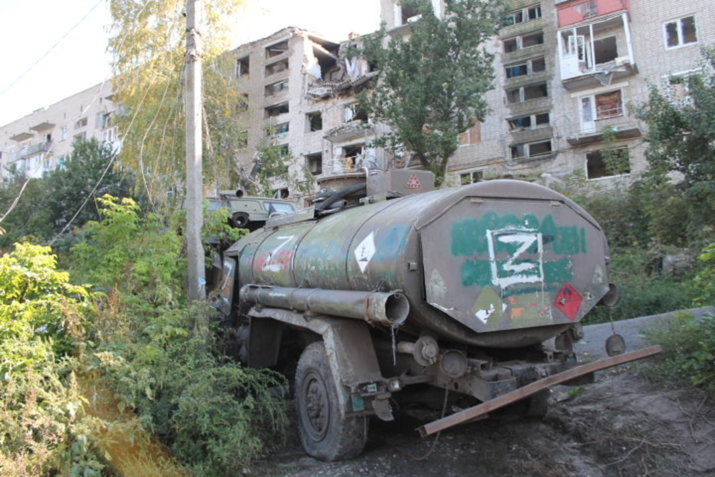 Vos perėjus pontoniniu tiltu į Iziumo centrą, prieš akis išdygo sudegusi okupantų mašina ir subombarduoti namai.<br>E.Butrimo nuotr.