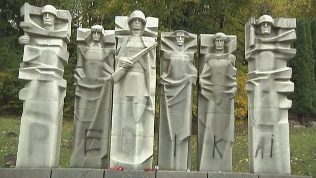 Įsiūčio apraiška Antakalnio kapinėse: pro vandalų akis nepraslydo paminklas, skirtas sovietų kariams