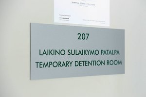 Migrantas ne tik neteisėtai bandė sprukti iš Lietuvos, bet ir naudojosi pagrobtu dokumentu