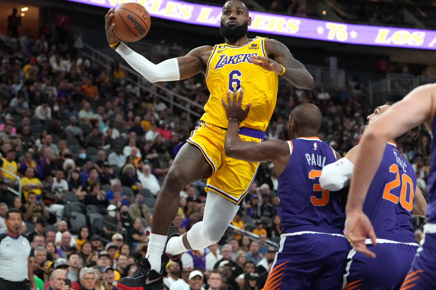  L. Jameso vedami „Lakers“ krepšininkai nusileido „Suns“ ekipai<br> USA TODAY Sports/Scanpix nuotr.