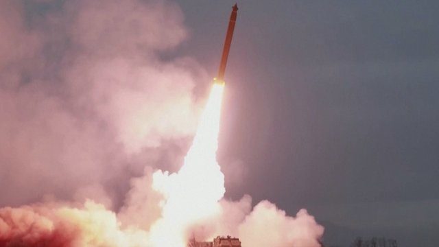 Šiaurės Korėja tęsia ginklų bandymų virtinę – paleistos dar dvi balistinės raketos
