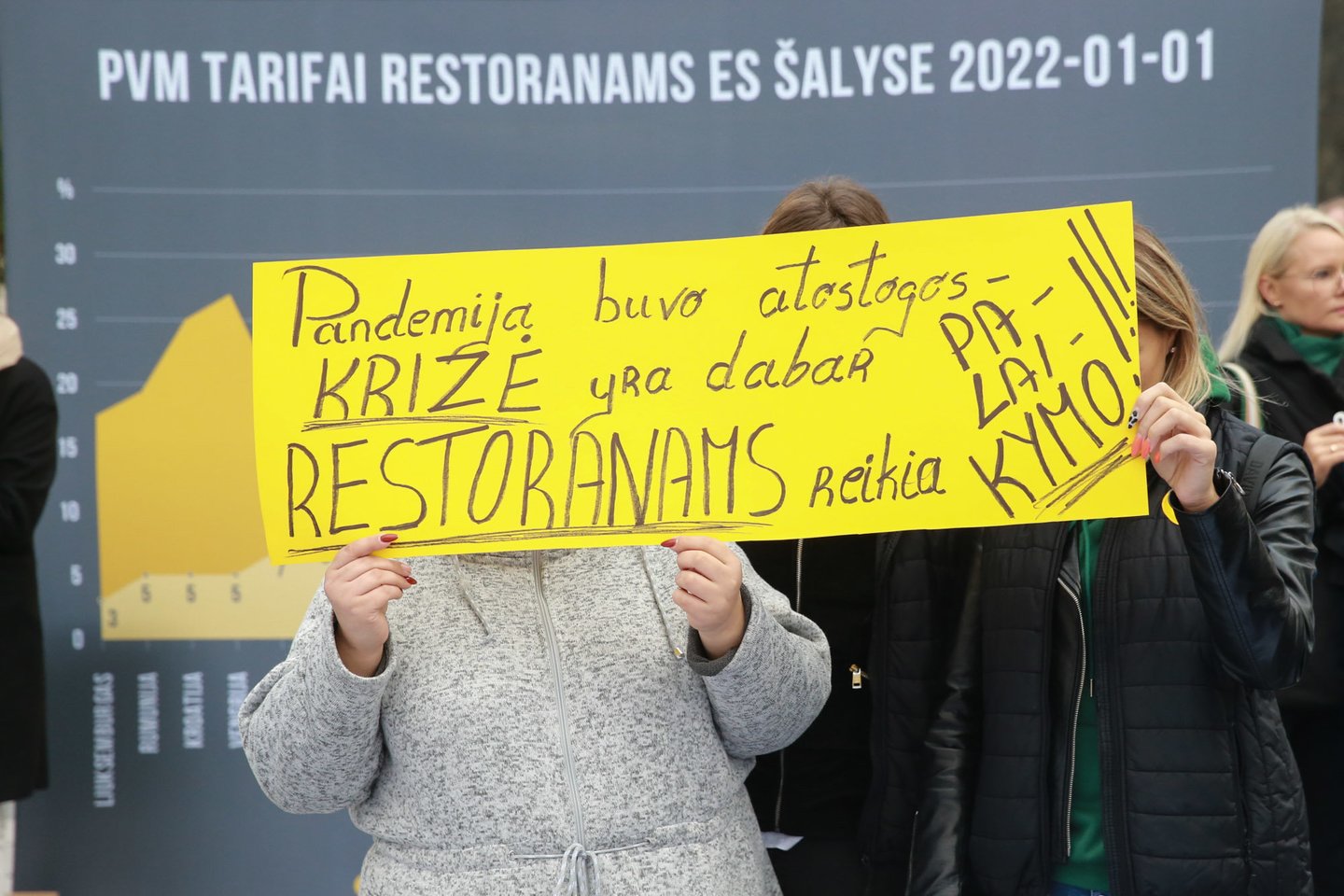 Praėjusį antradienį viešbučiai ir restoranai prie Vyriausybės surengė protesto akciją, prašydami jiems pratęsti PVM lengvatą.<br>R.Danisevičiaus nuotr.