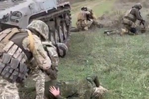 Nufilmavo baltą vėliavą keliančius rusų kareivius – pasidavė Ukrainos pajėgoms