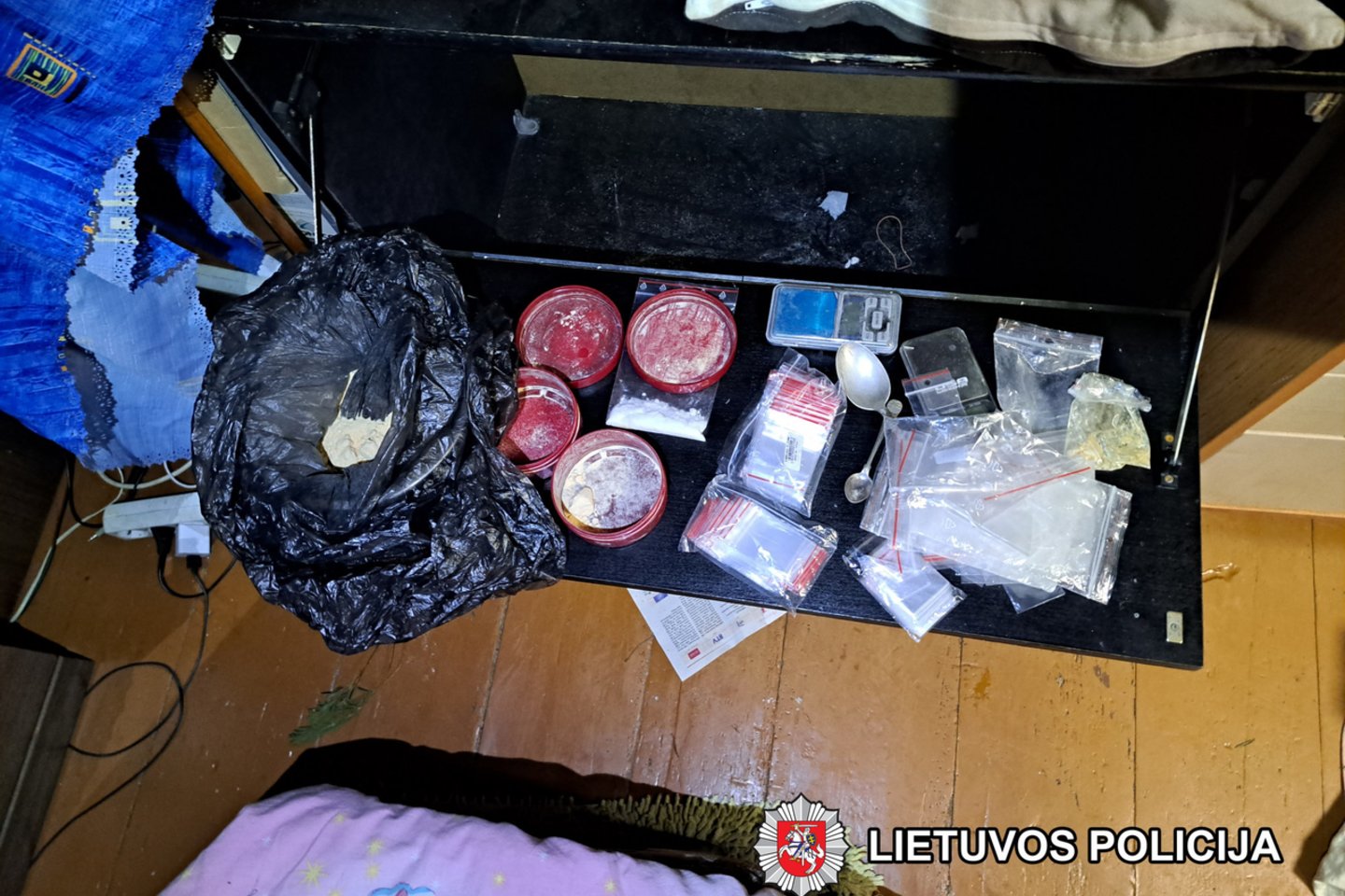 Vilniaus policija su įkalčiais sučiupo didelį kiekį narkotikų turėjusią porą.