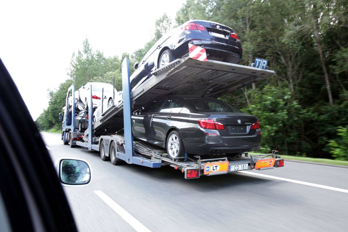 Šiai dienai automobilis į Lietuvą gali būti pristatytas iš įvairių šalių, o didžiausio susidomėjimo sulaukia aukcionai, kuriuose parduodamos mašinos iš JAV.<br>P.Lileikio nuotr.